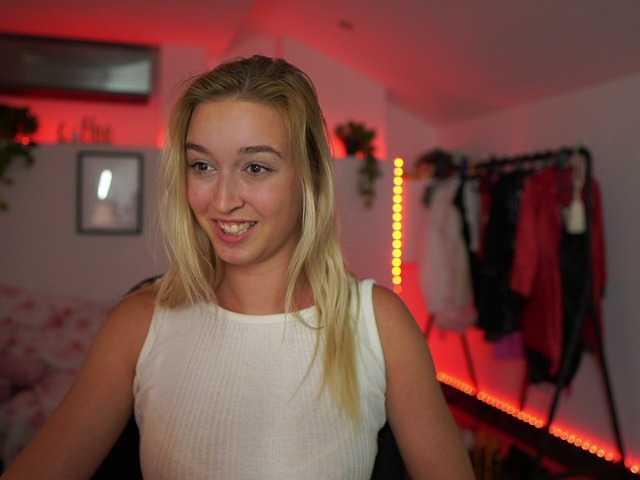 Fotografii AlexisTexas18 Hi! I am Alexis 19 yrs old teen, with perfect ass, nice tits and very hot sexy dance moves! Lets have fun with me! Water on my white T-shirt at goal!