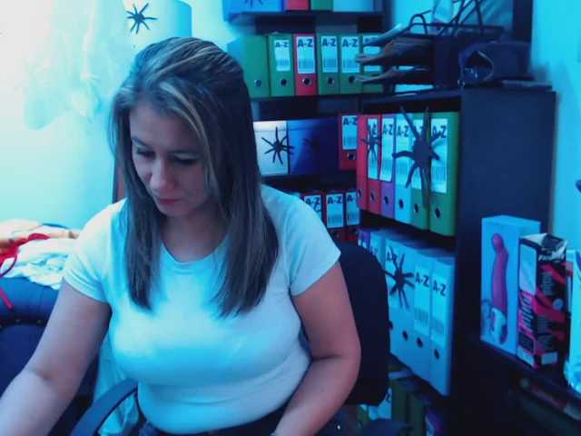 Capturi de ecran de difuzare AliceTowns