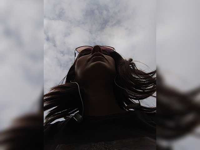 Capturi de ecran de difuzare AlienKamila