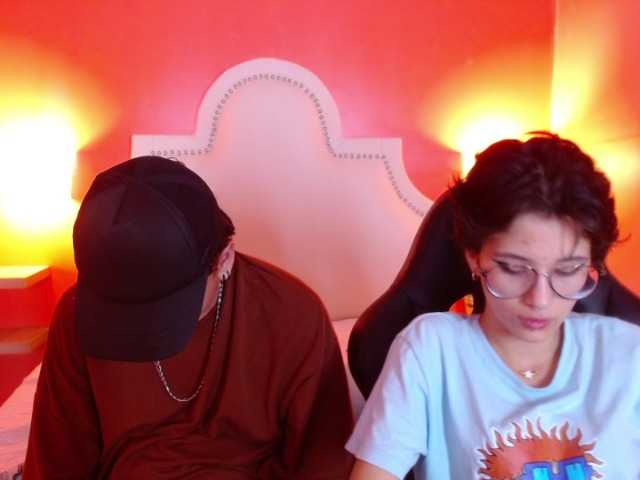 Capturi de ecran de difuzare AndyAndSophie