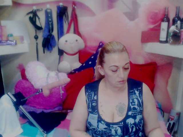 Fotografii annysalazar I want to premiere my new toy come help me achieve my goal 100 tokens