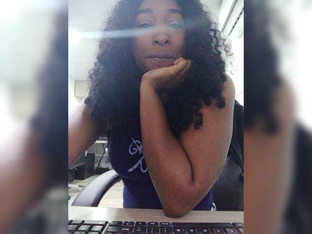 Capturi de ecran de difuzare AshantiJones