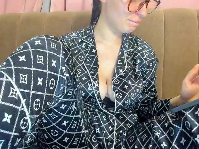 Welcome to my chat room! Feel free to say hi 😊