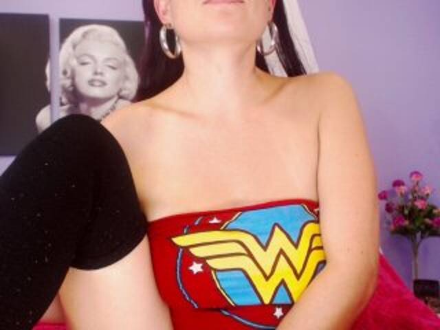 Capturi de ecran de difuzare Bellaknoxx