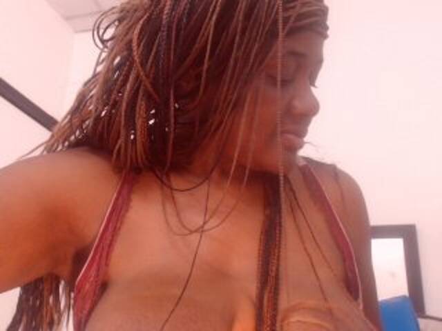 Capturi de ecran de difuzare BigBustyBlack