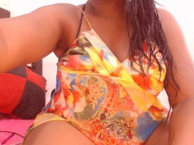 Capturi de ecran de difuzare BigBustyBlack