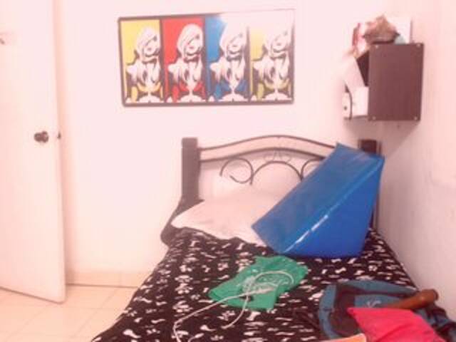 Capturi de ecran de difuzare BigBustyBlack