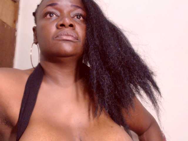 Capturi de ecran de difuzare BigBustyBlack