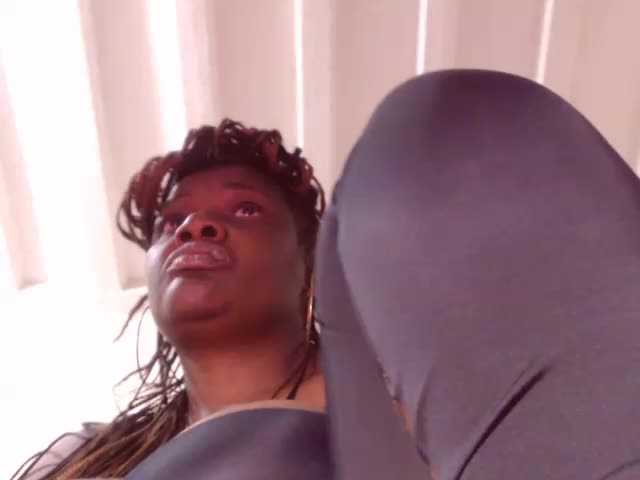 Capturi de ecran de difuzare BigBustyBlack