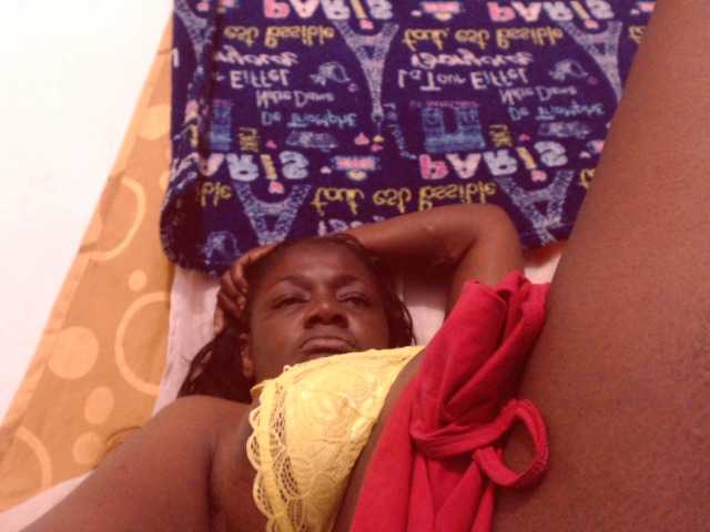 Capturi de ecran de difuzare BigBustyBlack