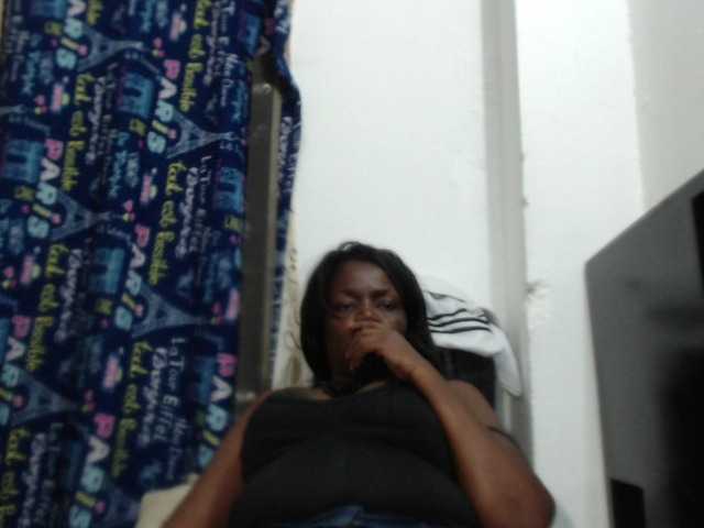 Capturi de ecran de difuzare BigBustyBlack