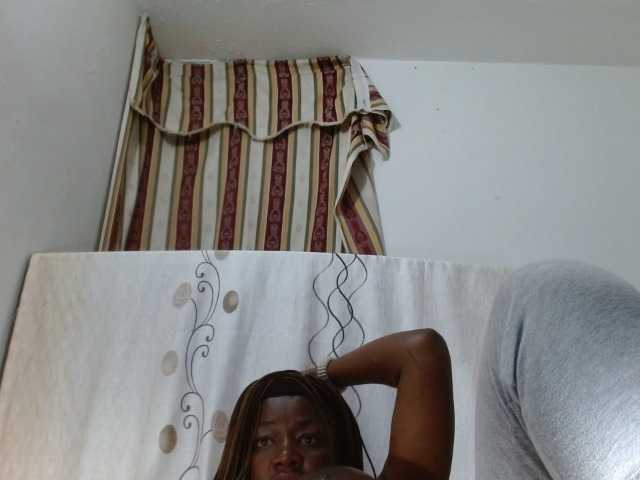 Capturi de ecran de difuzare BigBustyBlack