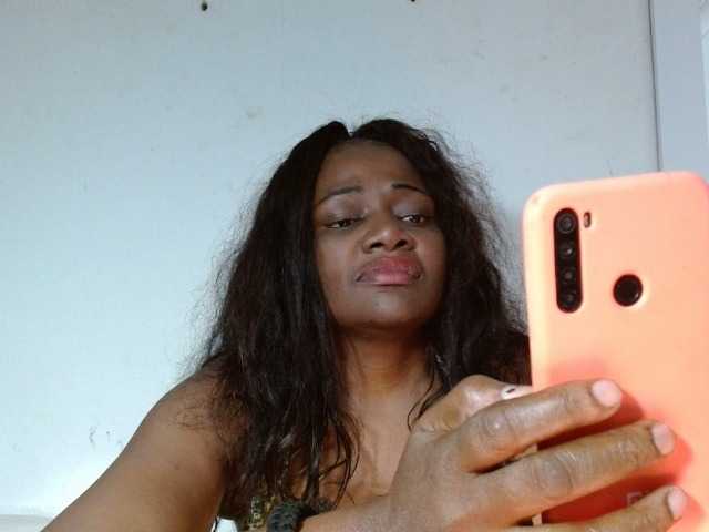 Capturi de ecran de difuzare BigBustyBlack