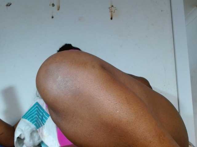 Capturi de ecran de difuzare BigBustyBlack