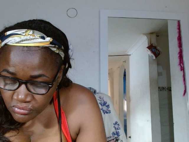 Capturi de ecran de difuzare BigBustyBlack