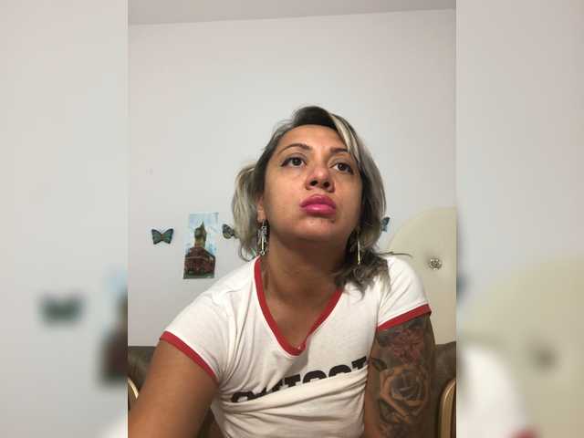 Capturi de ecran de difuzare SquirtyDiva