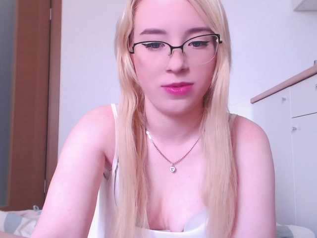 Capturi de ecran de difuzare Candicekitty