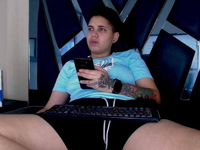 Capturi de ecran de difuzare CarlaSexy