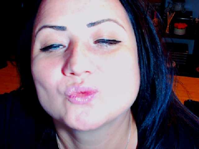 Capturi de ecran de difuzare KinkyDomina