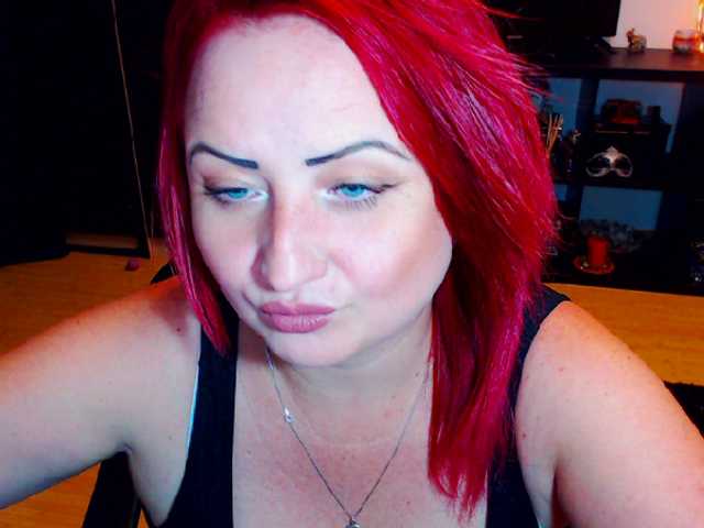 Capturi de ecran de difuzare KinkyDomina