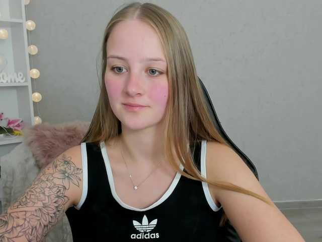 Fotografii ElsaJean18 welcome here guys in my room lets have fun more #teen #lovense #18 #dildo #squirt