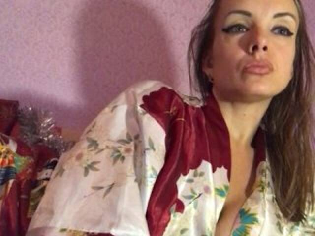 Capturi de ecran de difuzare ElyaElya