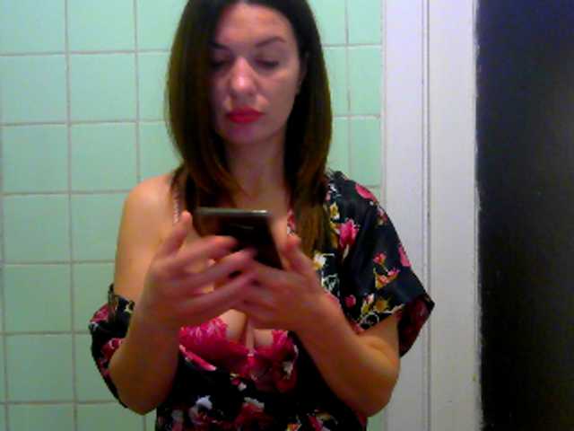 Capturi de ecran de difuzare emillly