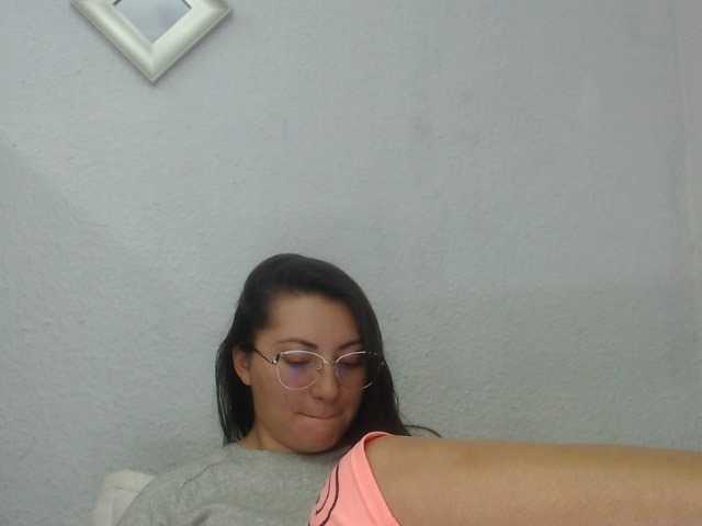 Capturi de ecran de difuzare Emmlly