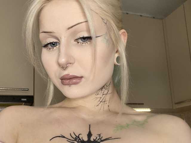 Fotografie a profilului goth-bimbo