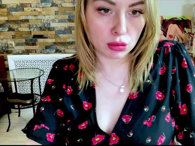 Capturi de ecran de difuzare HollyDoll