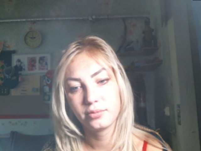 Fotografii HotCarmin Hi guys, i love to play love to dance... if you like slim blond .I do a show , 5 min for 500 tokens