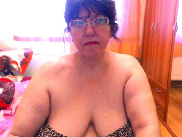 Capturi de ecran de difuzare HugeTitsXXX