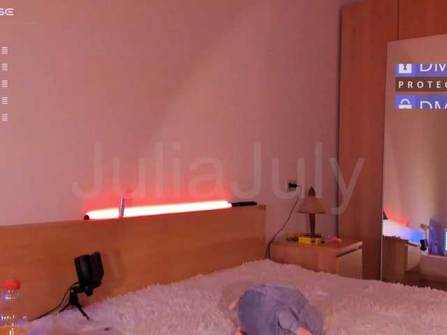 Capturi de ecran de difuzare JuliaJuly
