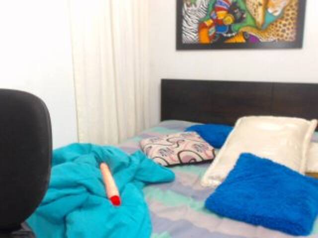 Capturi de ecran de difuzare KarlaHarrison