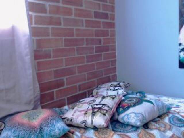 Capturi de ecran de difuzare kendrasunder