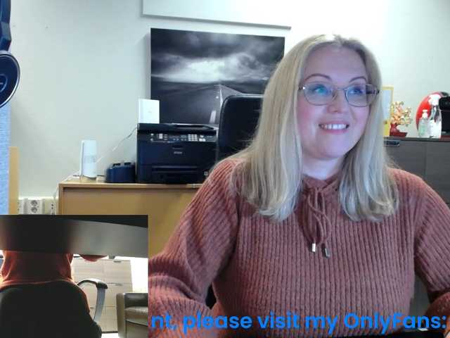 Fotografii KristinaKesh At the office. Lush ON! Privats welcome!!! 101 tok before pvt! Tips only in public chat matter:) Lush reactiong from 3 tok.