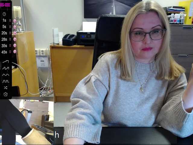 Fotografii KristinaKesh At the office. Lush ON! Privats welcome!!! 150 tok before pvt! Tips only in public chat matter:) Lush reactiong from 3 tok.