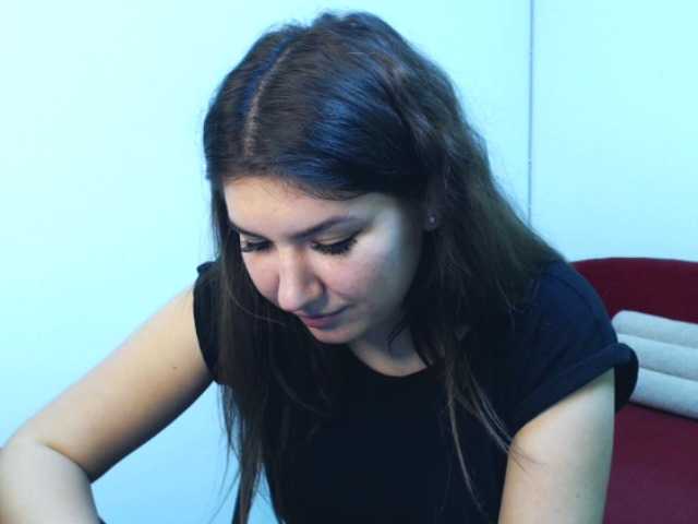Capturi de ecran de difuzare LailaLove