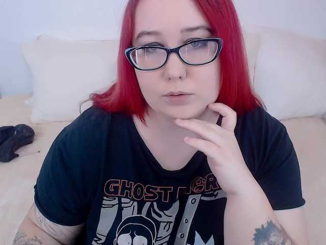 Capturi de ecran de difuzare LinaMoore