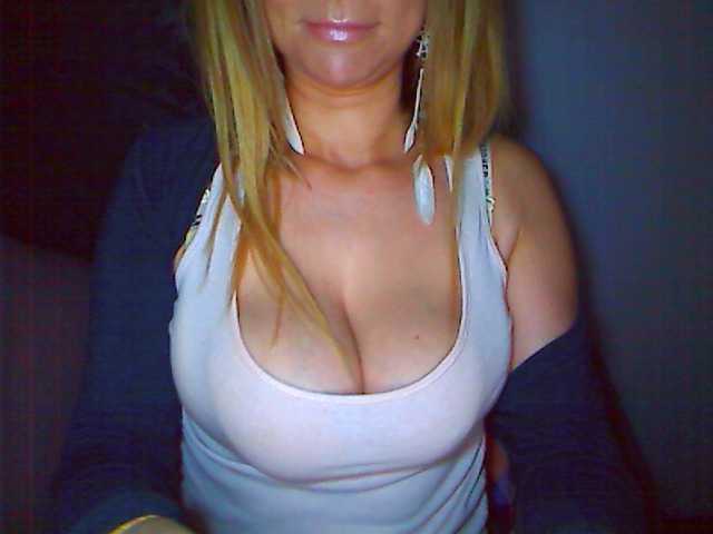 Fotografii Lilly66 hi boys, if u wish to play with me - i use a lots of apps and like to be in touch with my customers, to view u is 20 to see my body 30 :)