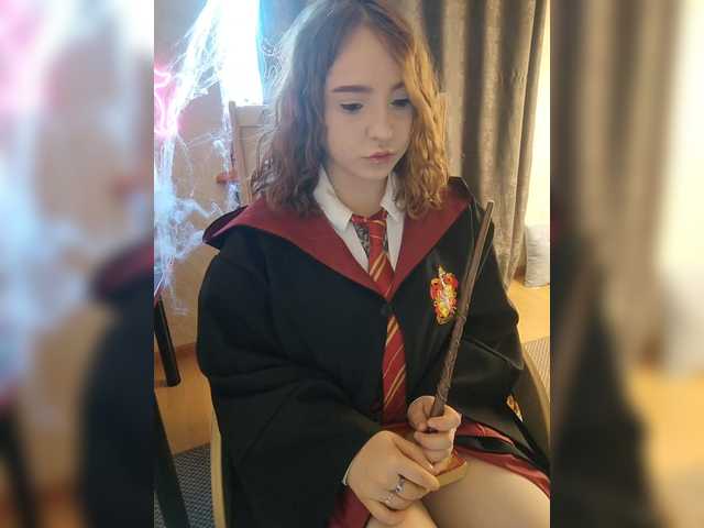 Fotografii LittleDelora Welcome to my Hogwarts, this Halloween I will be dressed as Hermione with a wand that shoots fire. Come in and we’ll learn spells together) P.S. I’m only a 1st year student @total countdown @sofar collected @remain left until the show starts!