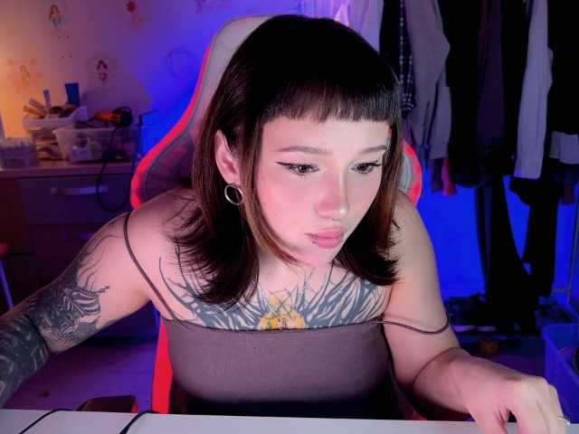 Capturi de ecran de difuzare littlewetgirl
