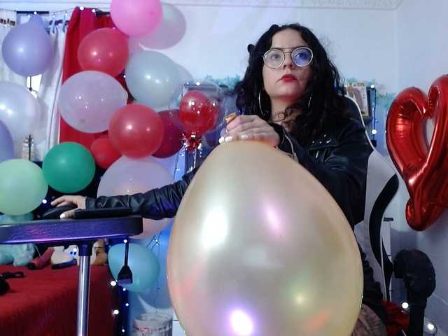 Your little Lola playing tricks. Ballons, tatto, sock...