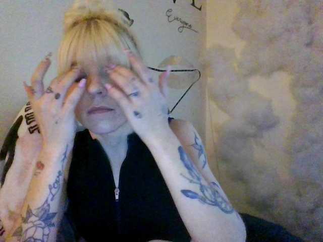 Capturi de ecran de difuzare AmericnBarbie