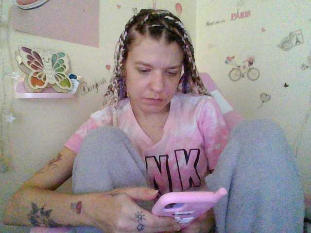 Capturi de ecran de difuzare AmericnBarbie