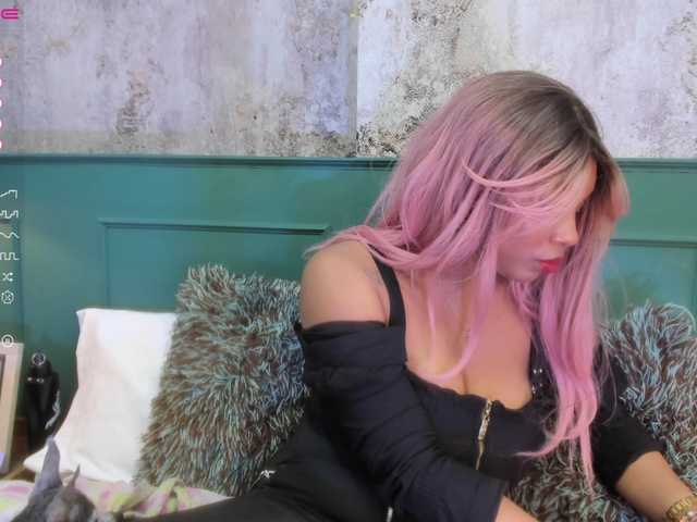 Capturi de ecran de difuzare MiaBigBoobs