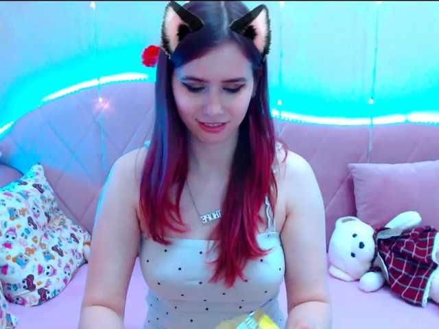 Capturi de ecran de difuzare MikaMoonn1
