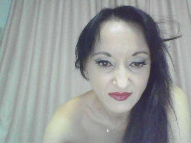 Welcome to my chat room! Feel free to say hi 😊