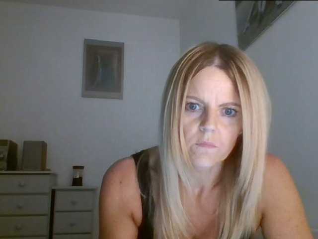 Fotografii MilfSusanna If you wanna play, join me up in pvt and lets;) i love to dance;) and play...