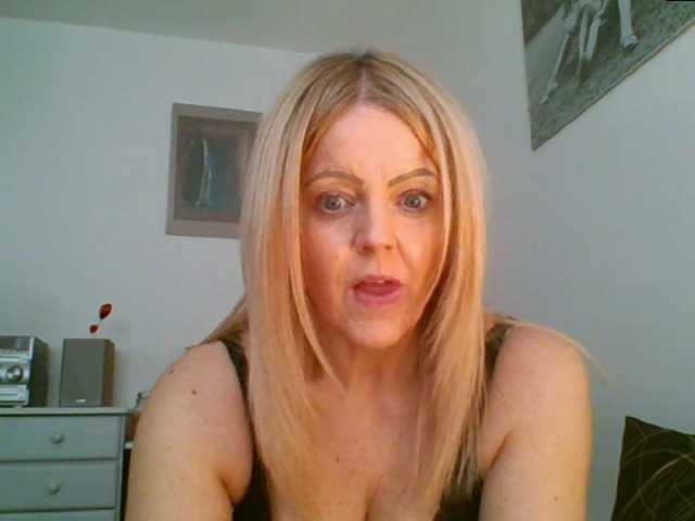 Fotografii MilfSusanna If you wanna play, join me up in pvt and lets;)i love to dance;) and play...